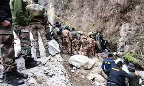 அருணாச்சலபிரதேசம்: பள்ளத்தாக்கில் வாகனம் கவிழ்ந்து விபத்து: ராணுவ வீரர்கள் 2 பேர் பலி