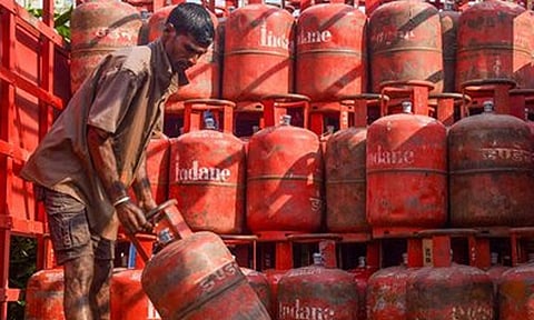 அத்தியாவசிய துறைகளுக்கு சிலிண்டர் விநியோகத்தில் முன்னுரிமை: எண்ணெய் நிறுவனங்கள் அறிக்கை