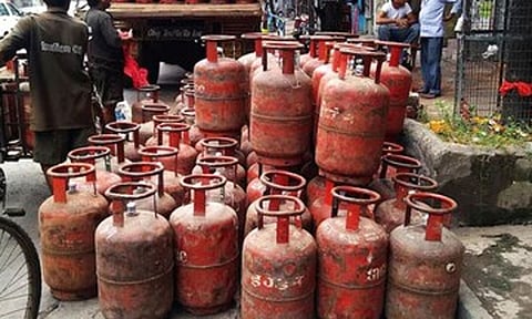 வீட்டு உபயோக சிலிண்டர் மட்டுமே விற்பனை செய்ய வேண்டும் - மத்திய அரசு அறிவுறுத்தல்