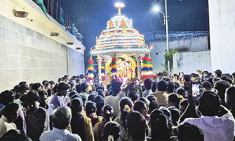 வடம் பிடித்து தேர் இழுத்த பக்தர்கள்