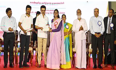 குடிமைப் பணி தேர்வில் 54 பேர் தேர்ச்சி: பாராட்டுச் சான்றிதழ்களை வழங்கினார் மு.க.ஸ்டாலின்