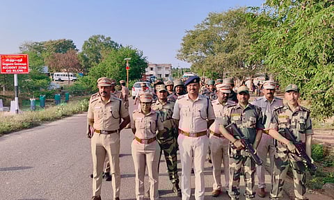 பெரும்பத்து பகுதியில் எல்லை பாதுகாப்பு படை வீரர்களின் கொடி அணிவகுப்பு ஊர்வலம்
