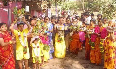 மாசி களரி உற்சவ விழாவில் தீச்சட்டி, பால்குடம் எடுத்து வந்து வந்த பக்தர்கள்.