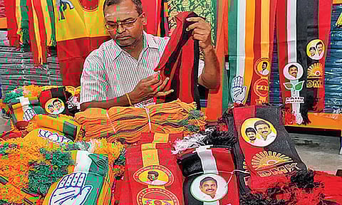 அரசியல் மாநாடுகளில் தொண்டர்கள் துண்டுகளை சுழற்றுவது பிரபலம் ஆகிறது... விற்பனை 'படுஜோர்'