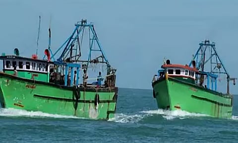 ராமேஸ்வரம் மீனவர்கள் 2 பேரை கைது செய்தது இலங்கை கடற்படை