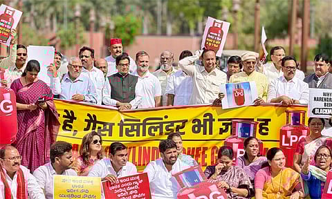 சிலிண்டர் தட்டுப்பாடு: நாடாளுமன்ற வளாகத்தில் எதிர்க்கட்சிகள் ஆர்ப்பாட்டம்