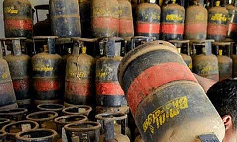 4-வது நாளாக சிலிண்டர் தட்டுப்பாடு; பெங்களூரு ஓட்டல்களில் ரூ.100 கோடி அளவுக்கு வர்த்தகம் பாதிப்பு