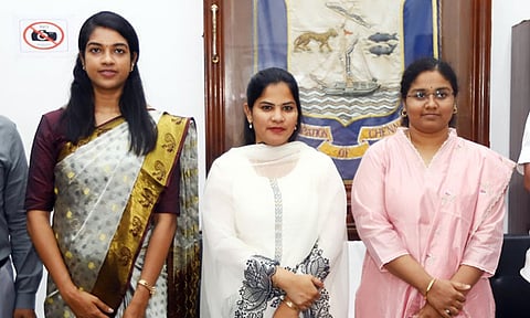 யுபிஎஸ்சி தேர்வில் தேர்ச்சி பெற்ற இருவருக்கு நினைவுப் பரிசினை வழங்கி பாராட்டினார் மேயர் பிரியா