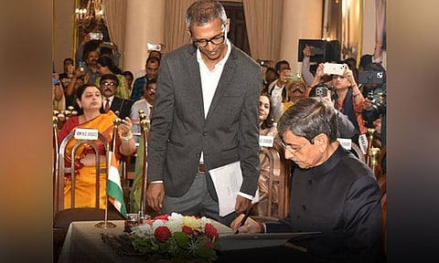 மேற்கு வங்காள கவர்னராக பதவியேற்றார் ஆர்.என்.ரவி