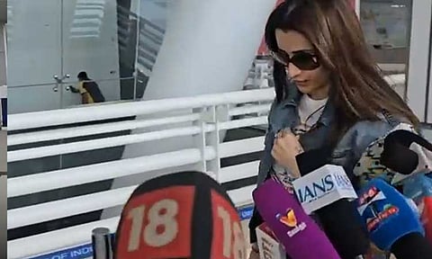 விஜய் குறித்த கேள்விக்கு மௌனமே பதில்: வேகமாக சென்ற திரிஷா