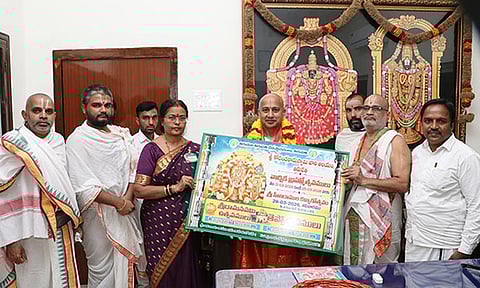 திருப்பதி கோதண்டராமர் கோவில் பிரம்மோற்சவ விழாவிற்கான கையேட்டை தேவஸ்தான அதிகாரி முத்தாடா. ரவிச்சந்திரா வெளியிட்ட காட்சி