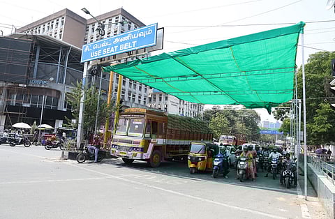 சுட்டெரிக்கும் கோடை வெயில்: சென்னை சாலை முக்கிய சிக்னல்களில் வாகன ஓட்டிகள் வசதிக்காக பசுமைப்பந்தல்!