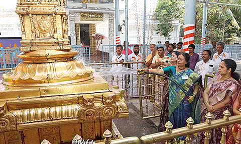 கோவில் வளாகத்தில் தூய்மைப்பணி