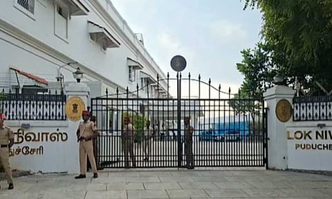 புதுச்சேரி கவர்னர் மாளிகைக்குள் மதுபோதையில் மாணவர் நுழைந்த விவகாரம் - தலைமை காவலர் சஸ்பெண்ட்