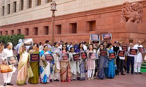 சிலிண்டர் தட்டுப்பாடு குறித்து விவாதம் நடத்த வேண்டும்: மக்களவையில் எதிர்க்கட்சிகள் அமளி