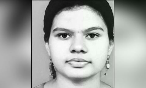 பிளஸ்-2 தேர்வு பயத்தால் மாணவி தூக்குப்போட்டு தற்கொலை