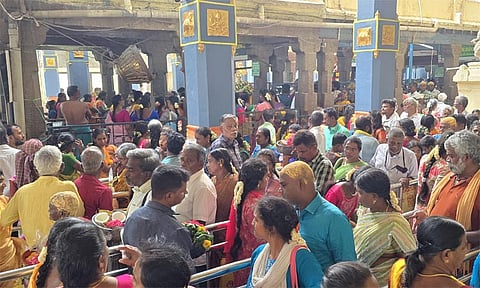 அம்மனை தரிசனம் செய்வதற்காக நீண்ட வரிசையில் காத்திருந்த பக்தர்கள்.