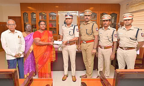 பணியின்போது இறந்த ஏட்டு குடும்பத்துக்கு ரூ.15 லட்சம்: நெல்லை போலீஸ் கமிஷனர் வழங்கினார்