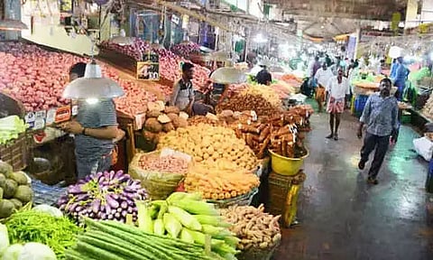 கோயம்பேடு மார்க்கெட்டில் 1000 டன் காய்கறிகள் தேக்கம்: விற்பனை பாதிப்பு