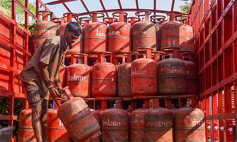 பீதி அடைய வேண்டாம்; கியாஸ் சிலிண்டர் வினியோகத்தில் பாதிப்பு ஏற்படாது- மத்திய அரசு உறுதி