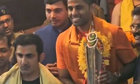 விநாயகர் கோவிலில் கோப்பையுடன் கம்பீர் , சூர்யகுமார் யாதவ் சாமி தரிசனம்