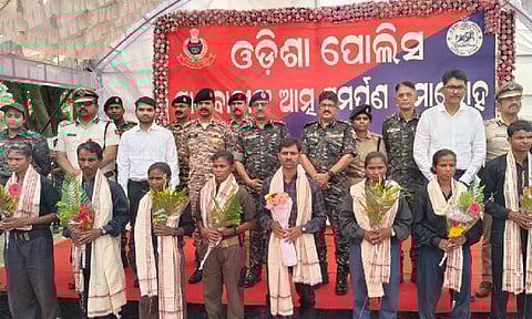 ஒடிசா: 11 நக்சலைட்டுகள் போலீசில் சரண்