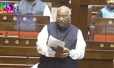 சிலிண்டர் தட்டுப்பாடு: நடுத்தர, ஏழை மக்கள் பாதிப்பு - கார்கே