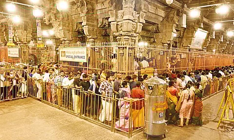 தரிசனம் செய்ய வரிசையில் காத்திருந்த பக்தர்கள்