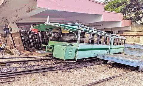 பழனி முருகன் கோவிலில் எந்திர கோளாறால் மின் இழுவை ரெயில் சேவை பாதிப்பு