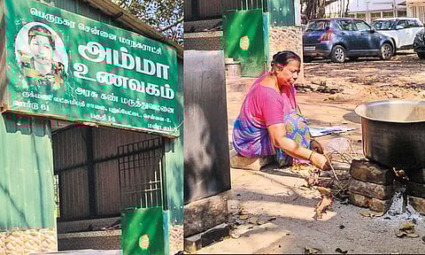 சிலிண்டர் தட்டுப்பாடு: விறகு அடுப்புக்கு மாறிய அம்மா உணவகங்கள்