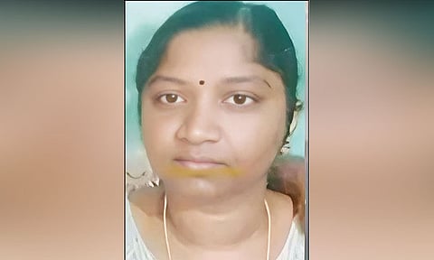 குடிப்பதற்கு டீ போட்டு தராததால் மருமகளை வெட்டி கொன்ற மாமியார்