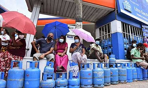 எரிபொருள் நெருக்கடி: இலங்கையில் 4 நாள் வேலை, 3 நாள் விடுமுறை