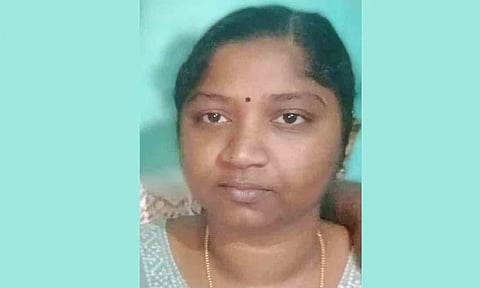 காலையில் 'டீ’ கொடுக்காததால் மருமகளை வெட்டிக்கொன்ற மாமியார் - அதிர்ச்சி சம்பவம்