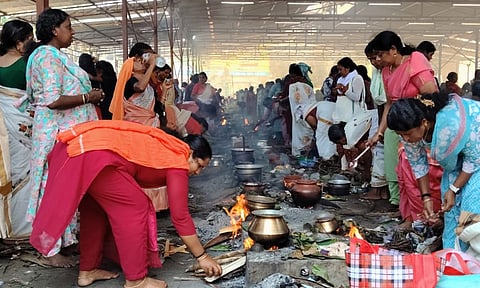 மண்டைக்காடு பகவதி அம்மன் கோவிலில் பொங்கலிட்ட பெண்கள்