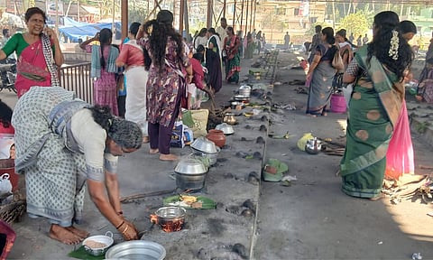 மண்டைக்காடு பகவதி அம்மன் கோவிலில் பொங்கலிட்ட பெண்கள்