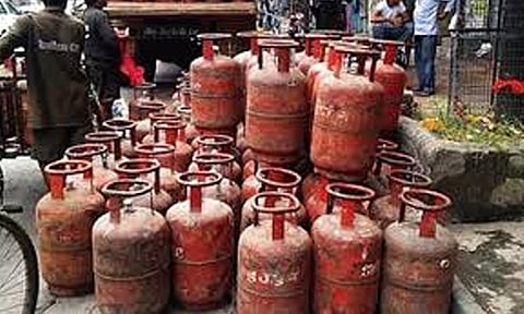 நாடு முழுவதும் 12 ஆயிரம் இடங்களில் சிலிண்டர் சோதனை