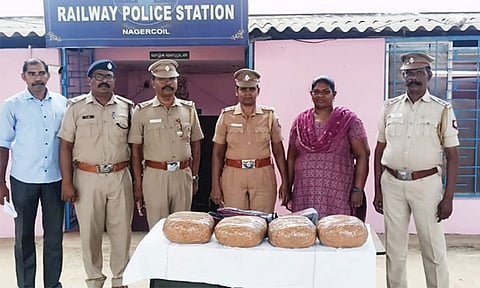 நாகர்கோவில் எக்ஸ்பிரஸ் ரெயிலில் 8 கிலோ கஞ்சா பறிமுதல்: மர்ம நபர்களுக்கு போலீஸ் வலைவீச்சு