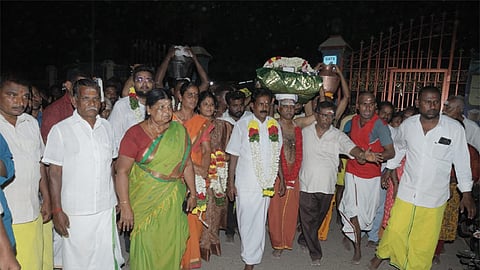 பூச்சாட்டு விழாவை முன்னிட்டு அம்மனின் படைக்கலத்தை சுமந்து வந்த முறைதாரர்