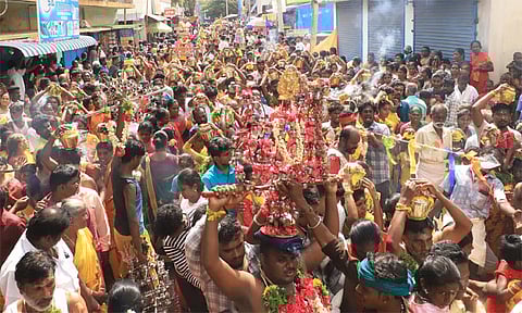 பால்குடம் எடுத்தும் அலகு குத்தியும் கோவிலுக்கு ஊர்வலமாக வந்த பக்தர்கள்