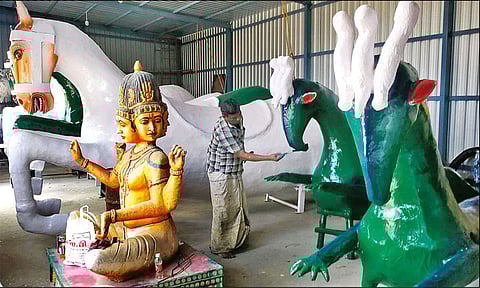 29-ந் தேதி தேரோட்டம்: ஆழித்தேரை அலங்கரிக்கும் குதிரை, யாழி பொம்மைகளுக்கு வர்ணம் பூசும் பணி தீவிரம்