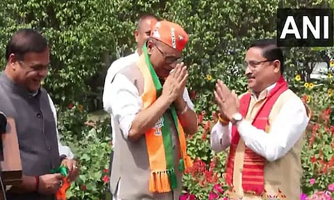 அசாம் முதல்-மந்திரி முன்னிலையில் பா.ஜ.க.வில் இணைந்த காங்கிரஸ் எம்.பி.