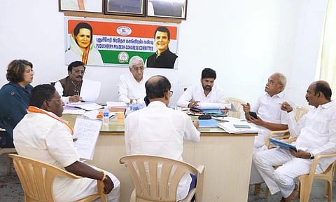 புதுச்சேரி: 6 தொகுதிகளால் காங்கிரஸ் - தி.மு.க. கூட்டணியில் இழுபறி; தலைமை ஏற்பதில் போட்டி