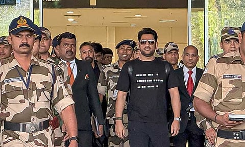 ஒரு பிரதமருக்குரிய பாதுகாப்பு தோனிக்கு உள்ளது - இங்கிலாந்து முன்னாள் வீரர்