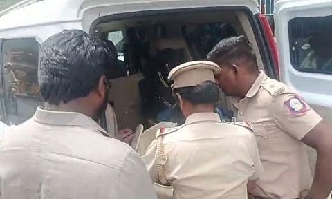 சொகுசு காரில் கொண்டு செல்லப்பட்ட 12 கிலோ வெள்ளி பொருட்கள் பறிமுதல்