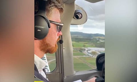 விமானத்தை இயக்கி, தரையிறக்கிய கிளென் பிலிப்ஸ்....வீடியோ