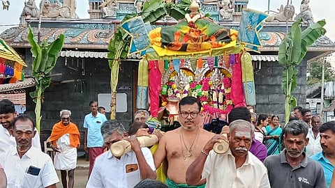 சிக்கரசம்பாளையம் அம்மன் கோவிலில் இருந்து புறப்பட்ட சப்பரம்