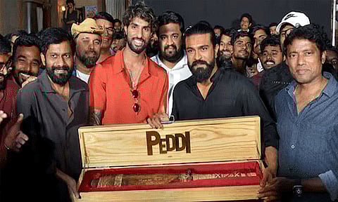 திலக் வர்மாவுக்கு பேட் பரிசளித்தார் நடிகர் ராம்சரண்