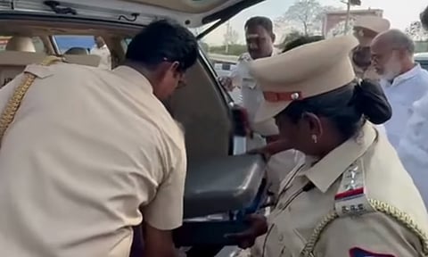 தமிழ்நாடு வந்த புதுவை முதல்வர் ரங்கசாமி காரில் தேர்தல் பறக்கும் படை அதிகாரிகள் சோதனை