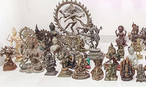 காரில் கொண்டு செல்லப்பட்ட 53 சாமி சிலைகள் பறிமுதல் - தேர்தல் பறக்கும்படையினர் நடவடிக்கை