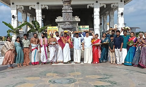 சுவாமிக்கு படைப்பதற்காக பூஜை பொருட்களை ஊர்வலமாக எடுத்து சென்ற காட்சி